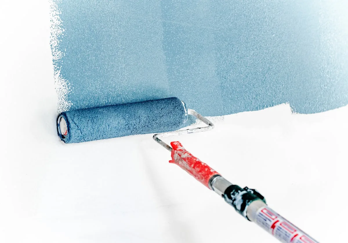 Wand überstreichen Kosten Schweiz — CHF 20–65/m² (Innen 2026)